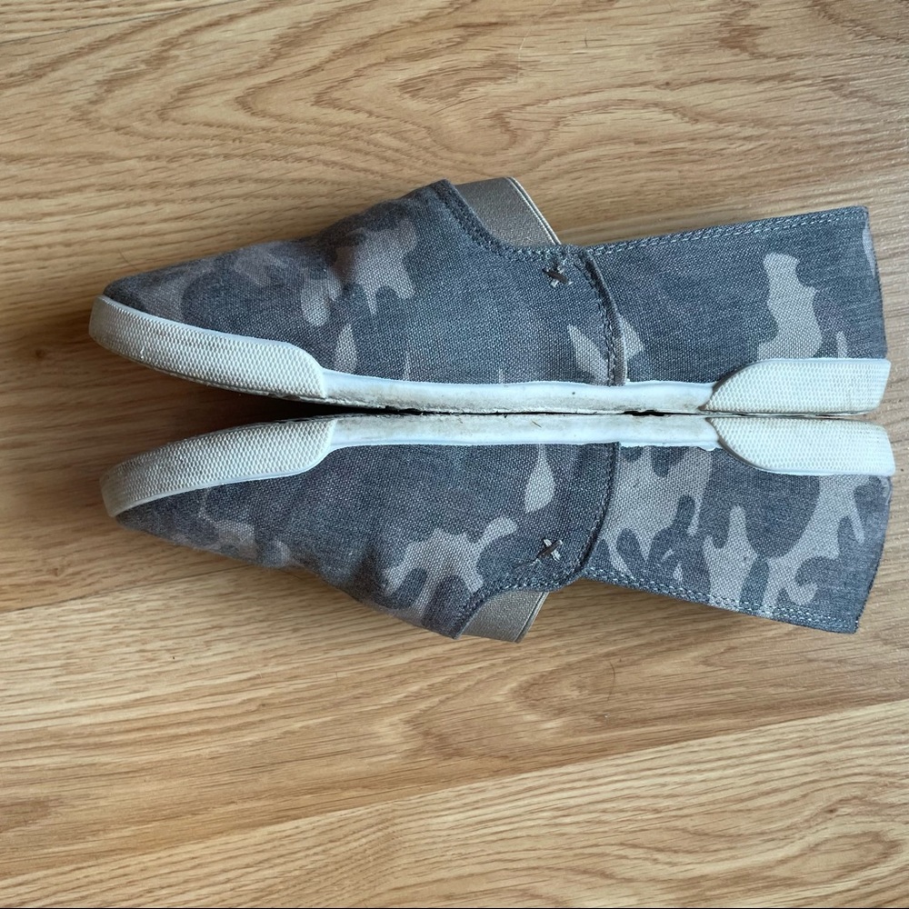 Tahari Camo Canvas Slip On Sneakers sz 7 - Picture 7 of 7